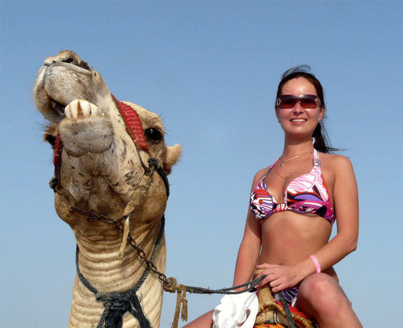 Mädchen auf dem Kamel